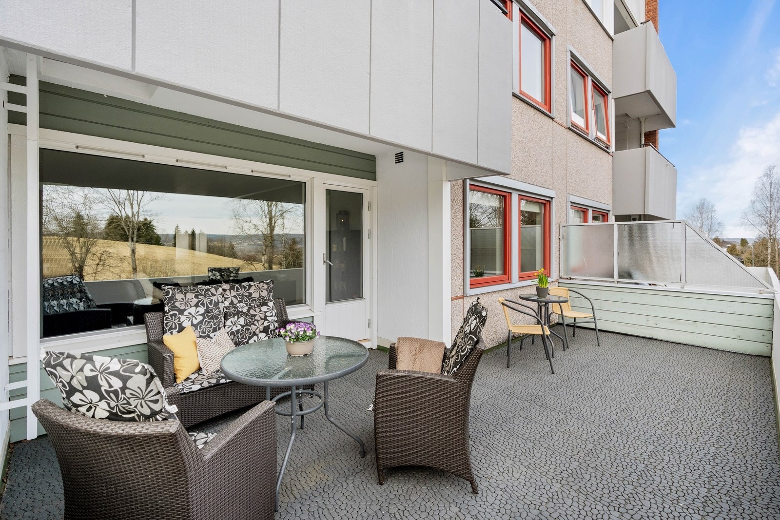 Balkongen er på hele 20 kvm og har god plass til flere sitegrupper. Galleribilde