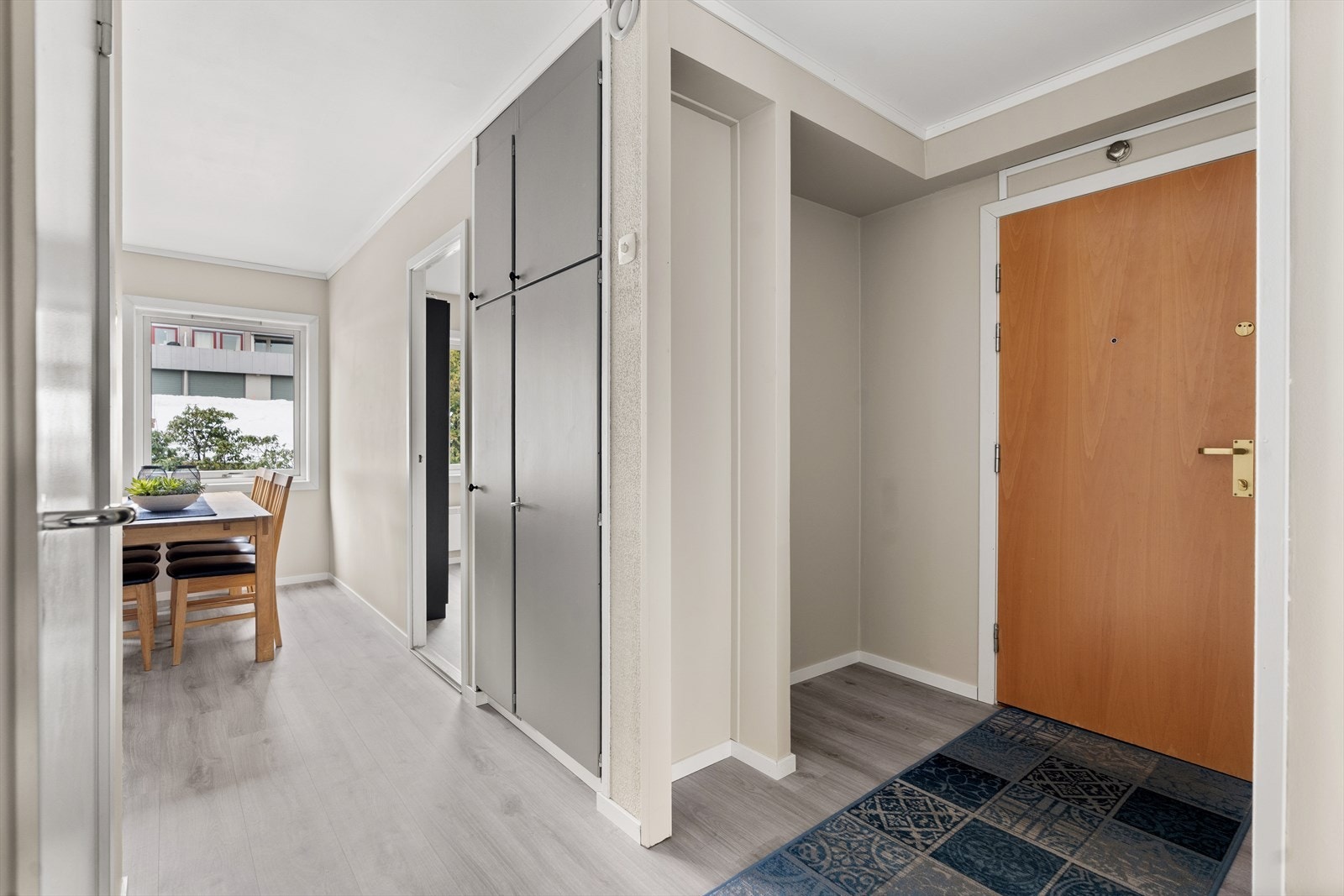 Her er det god plass til yttretøysgarderobe. Galleribilde