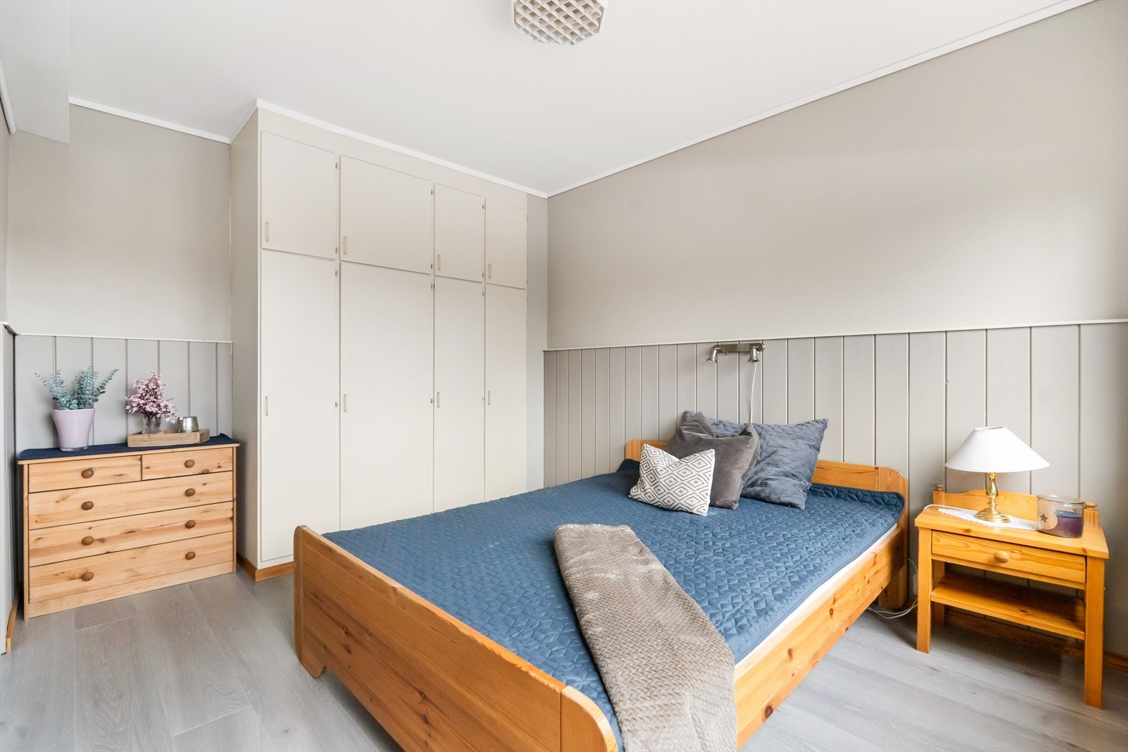 Det er også innebygget garderobeskap, samt god plass til ytterligere oppbevaringsmøblement. Galleribilde