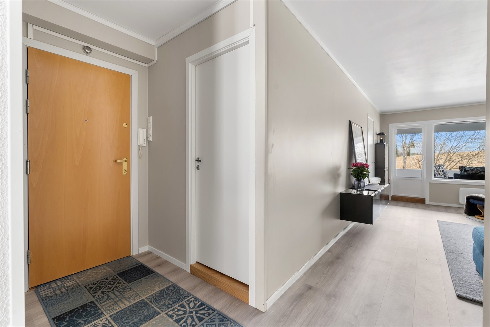 Velkommen inn! Entreen er sentralt plassert i leiligheten, med tilgang til alle rom. Galleribilde