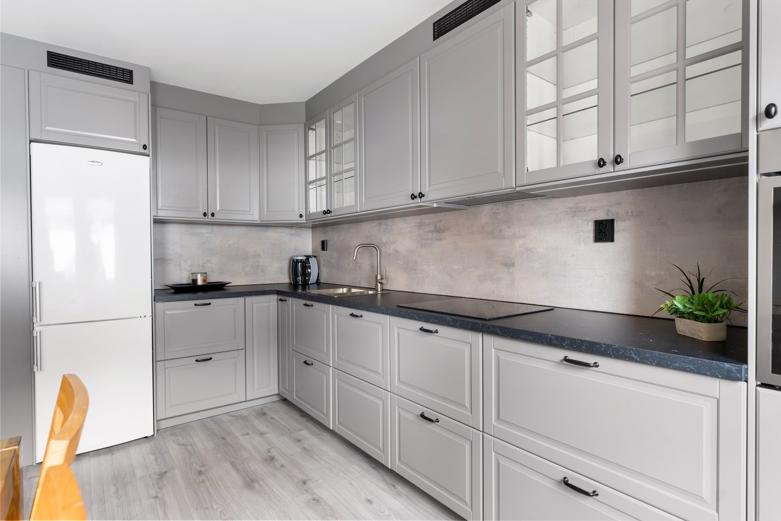 Det er integrert oppvaskmaskin, stekeovn og platetopp, samt nisje til frittstående kjøleskap. Galleribilde