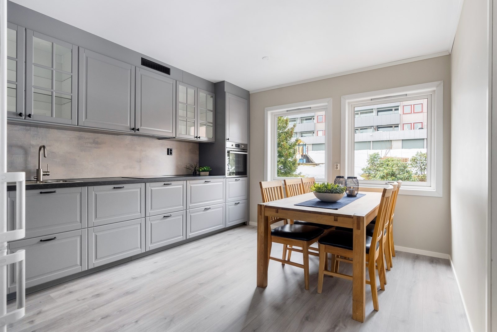 Det er god plass til spisestuen på kjøkkenet. Her er det også store vindusflater som sikrer gode lysforhold for kokken. Galleribilde