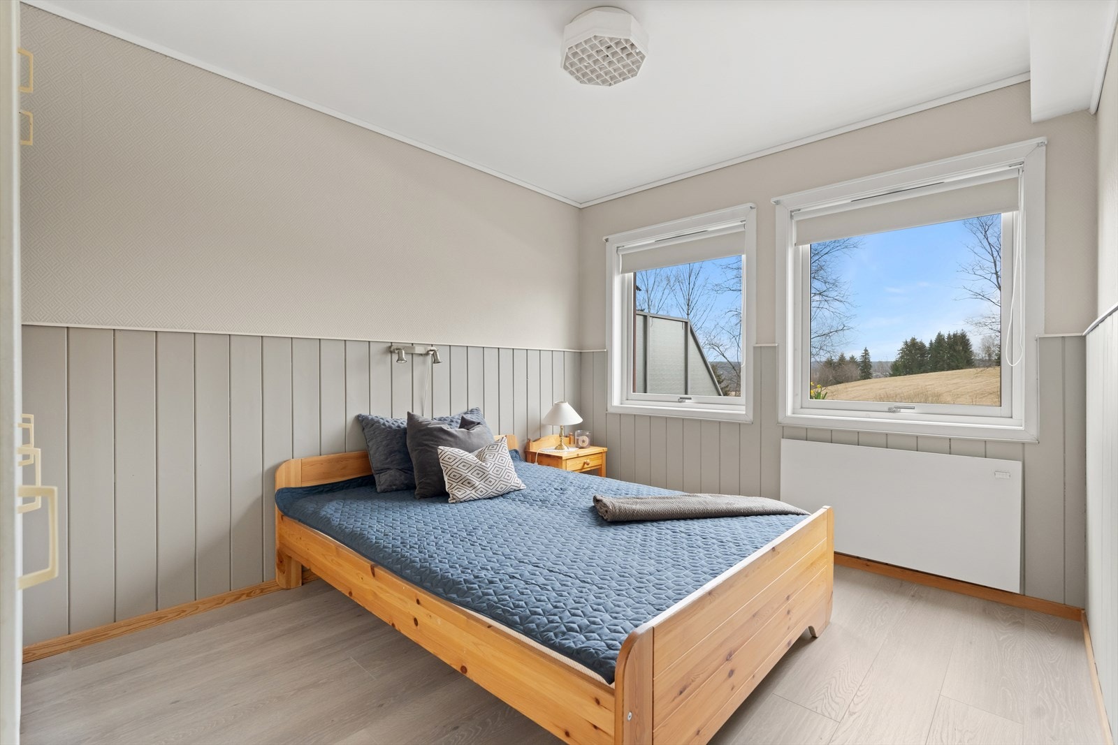 Hovedsoverommet er av god størrelse og har god plass til dobbeltseng og nattbord. Galleribilde