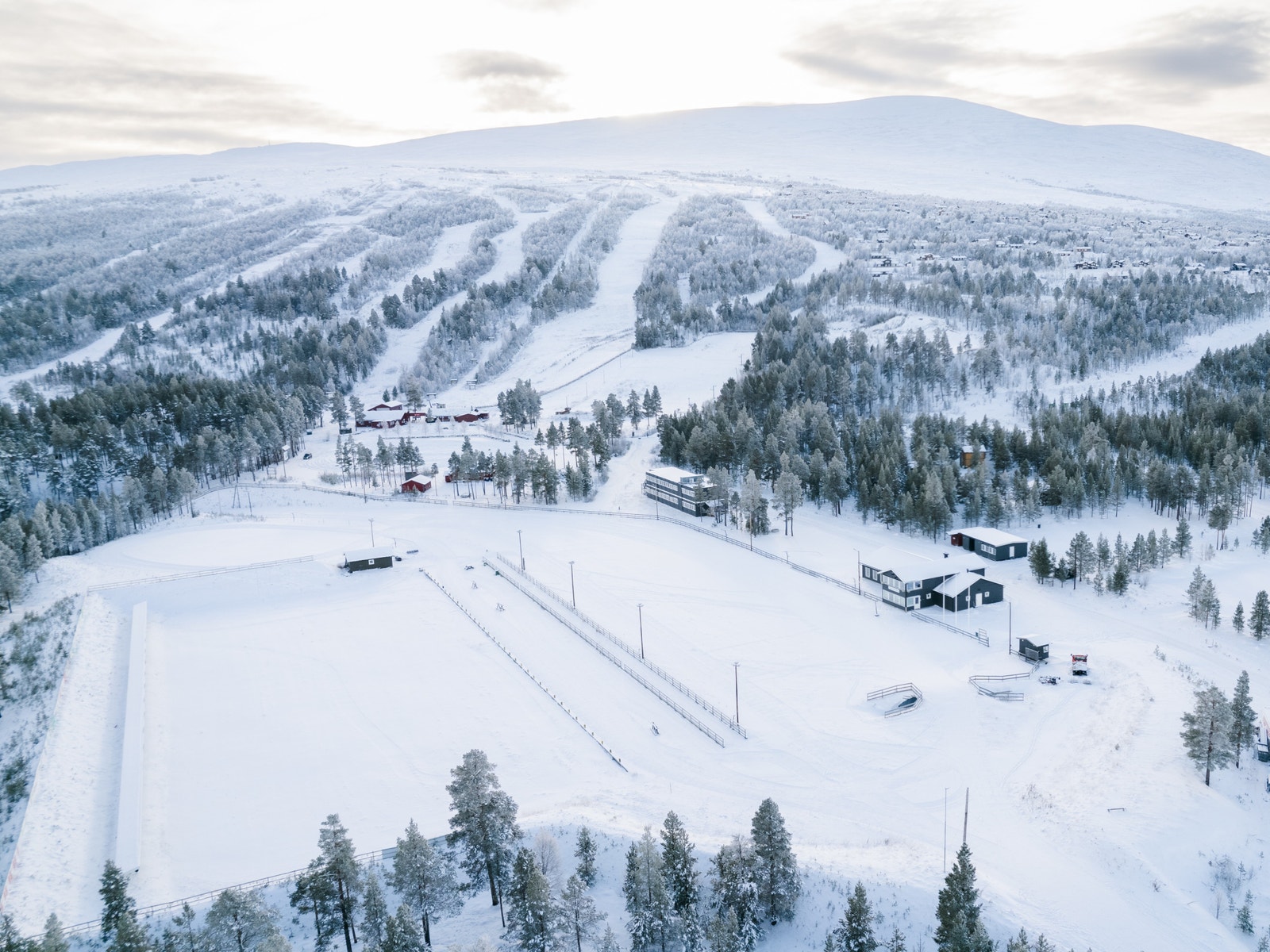 Ski og skiskytteranlegg med alpinanlegget i bakkant. Galleribilde