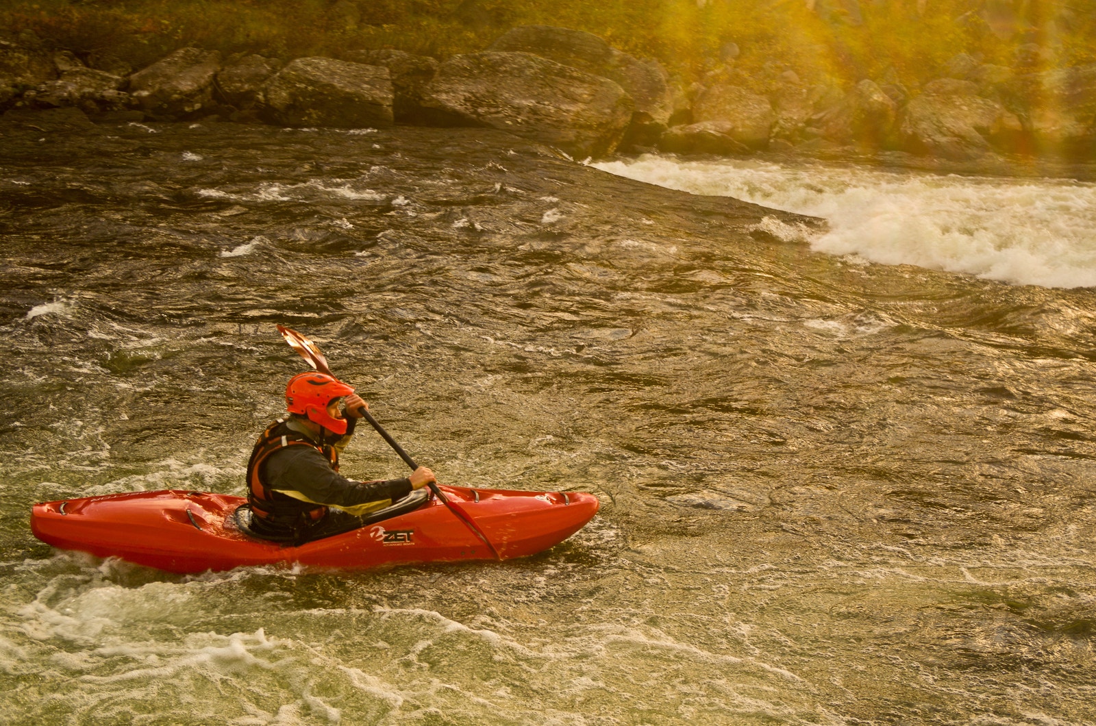 Du kan padle kano og kajak i flere elver i området. Galleribilde