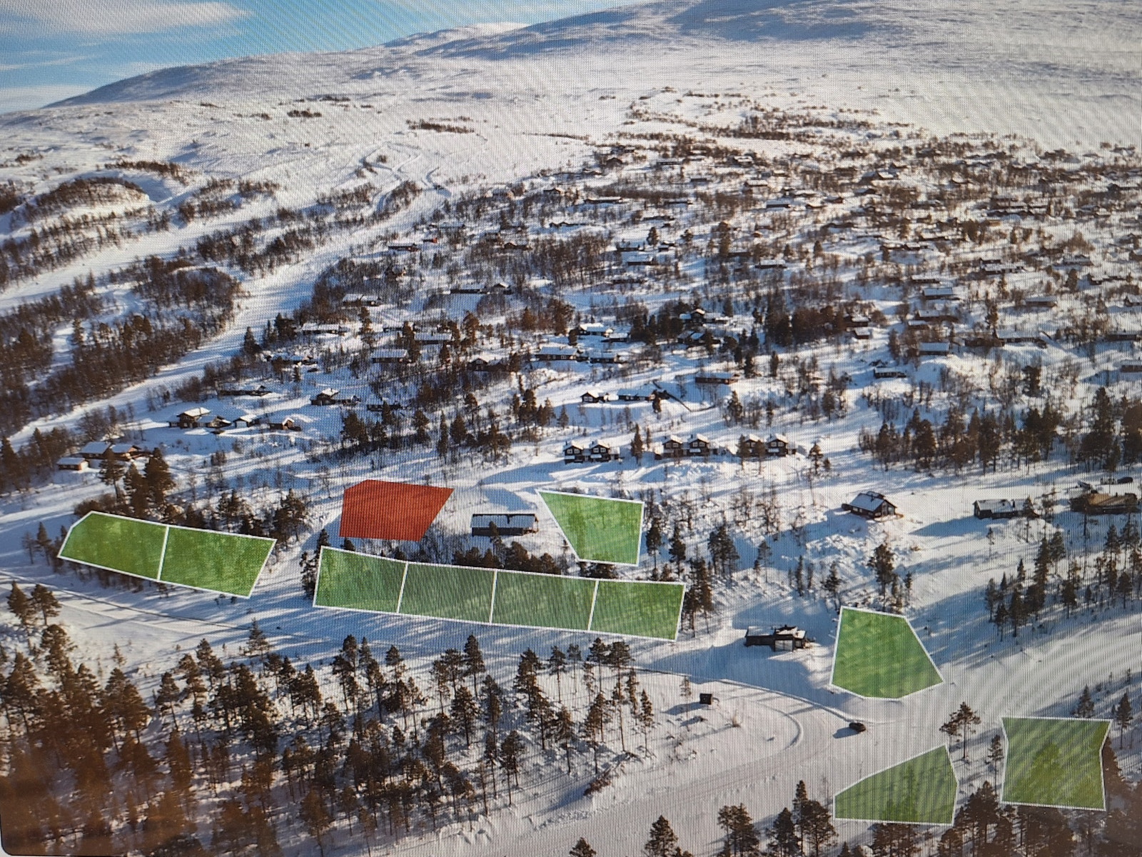 10 tomter nede i hyttefeltet, kort veg til alpinanlegg og ski/skiskytteranlegg. Galleribilde