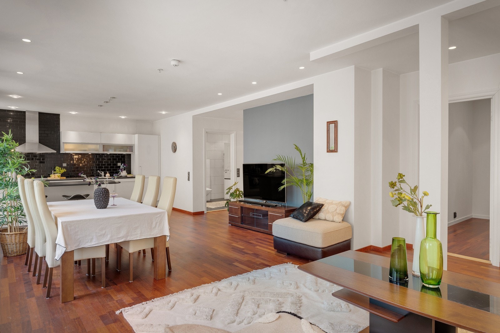 - Romslig stue med god plass til spisebord Galleribilde