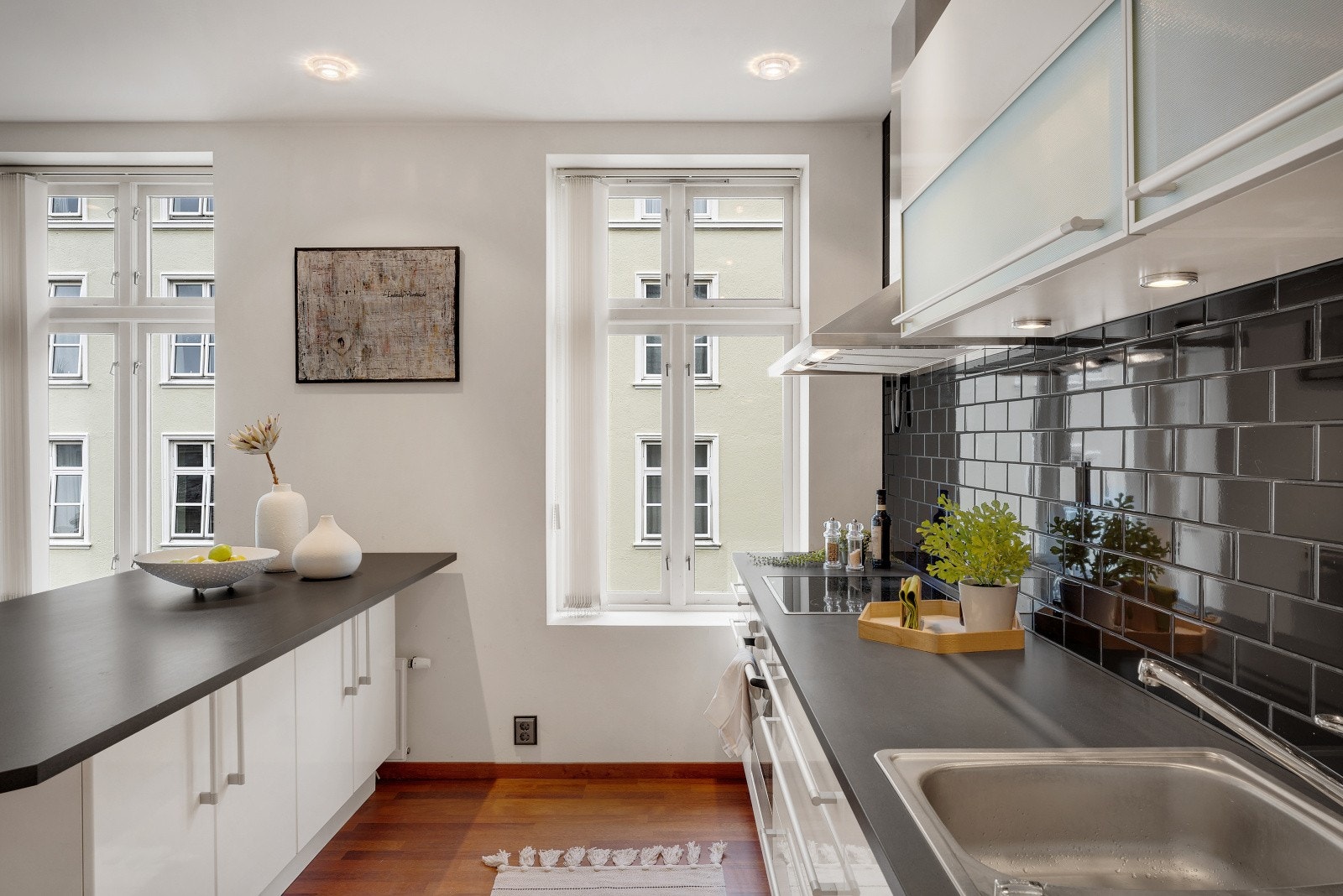 - Klassisk og stilrent. God skap- og benkeplass på kjøkkenet Galleribilde