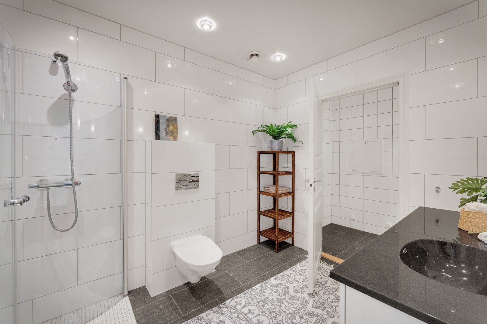 - Romslig og lekkert bad med separat vaskerom Galleribilde