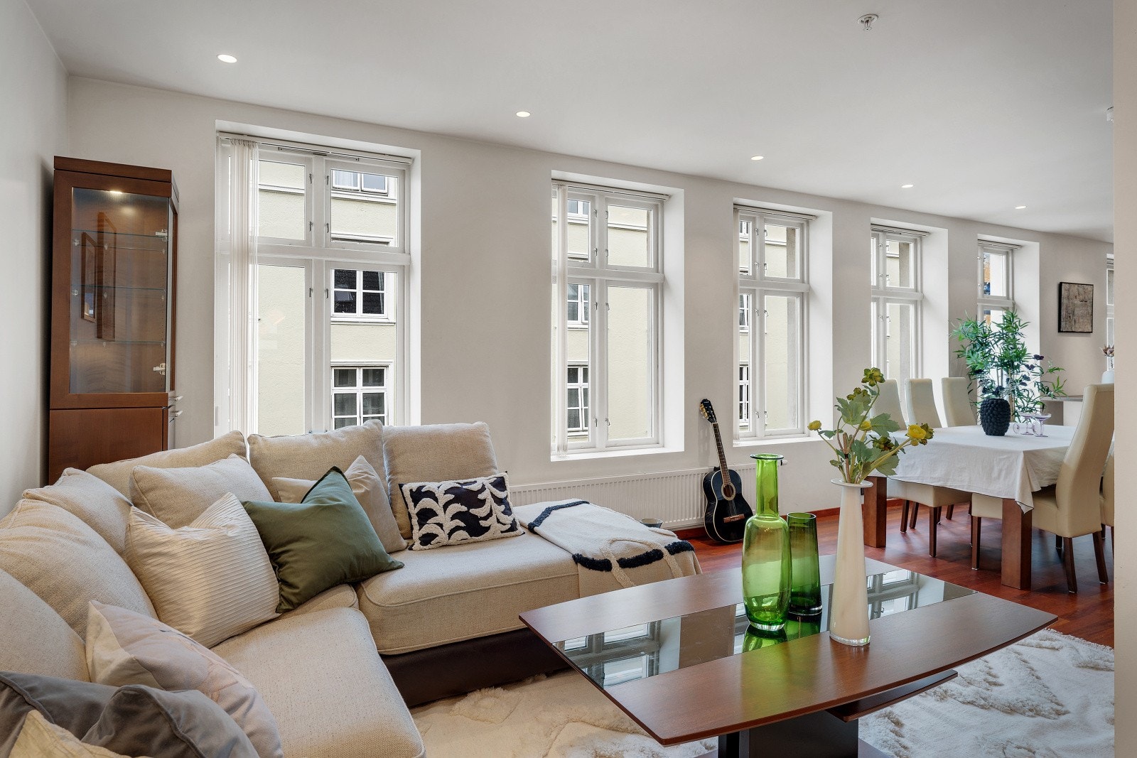 - Lys og lekker stue med store vindusflater som sikrer godt med naturlig lysinnslipp Galleribilde