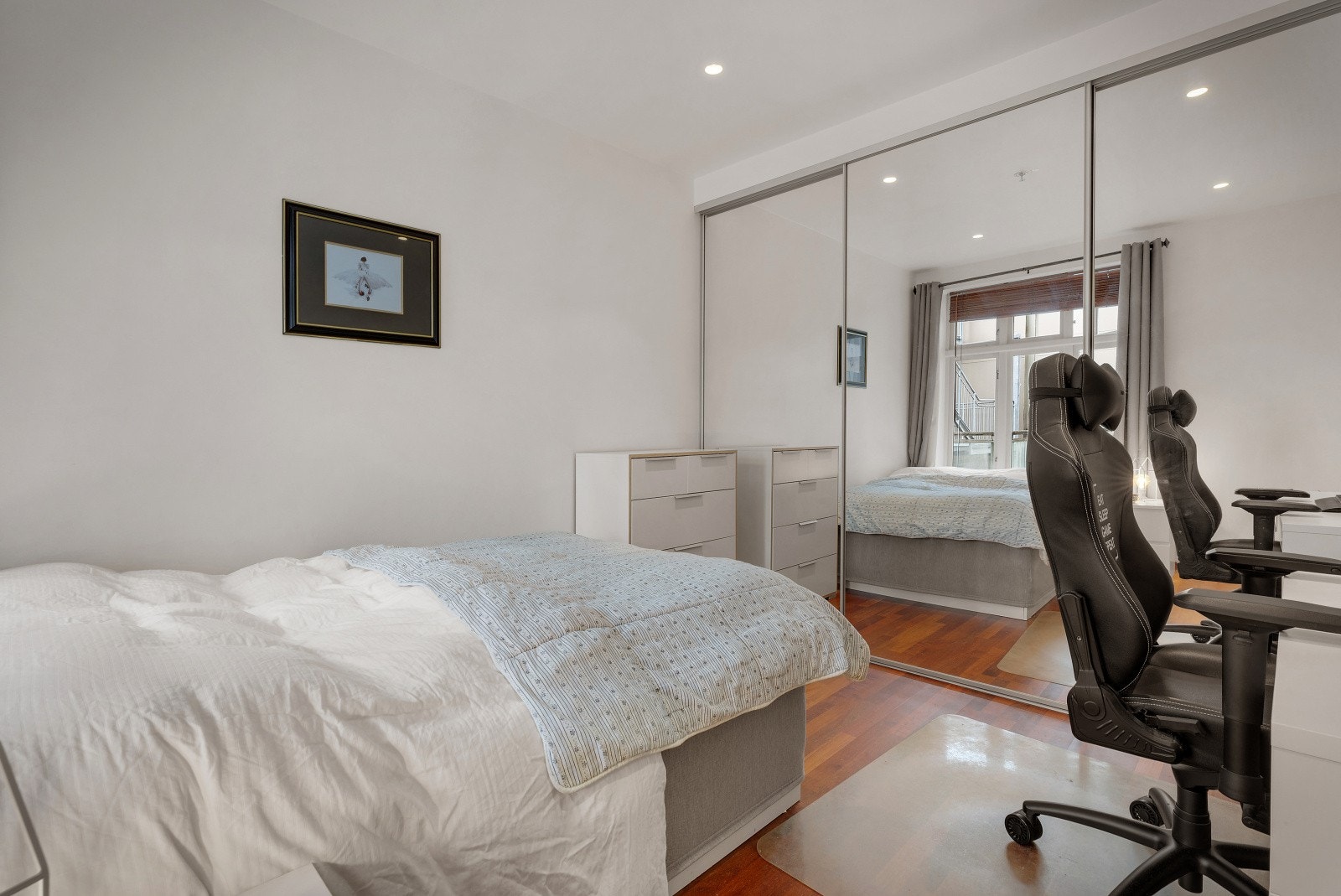 - Soverom 1 har stor skyvedørsgarderobe Galleribilde