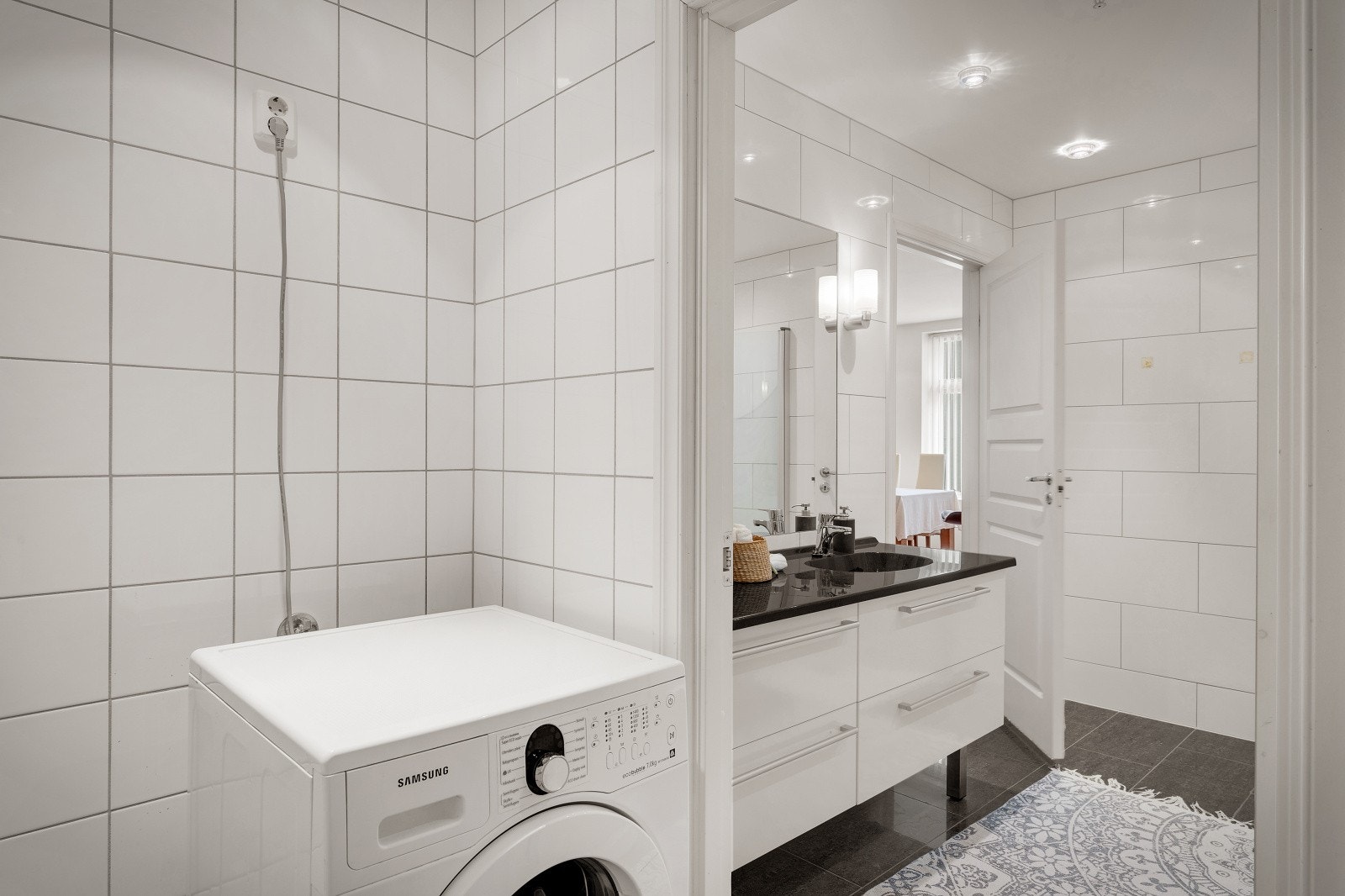 - Praktisk løsning med vaskemaskin og plass til å tørke klær i eget rom Galleribilde