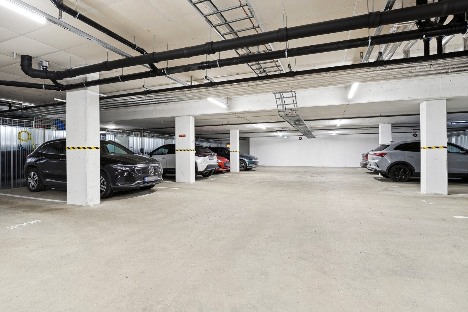 Parkeringsplass i kjeller Galleribilde