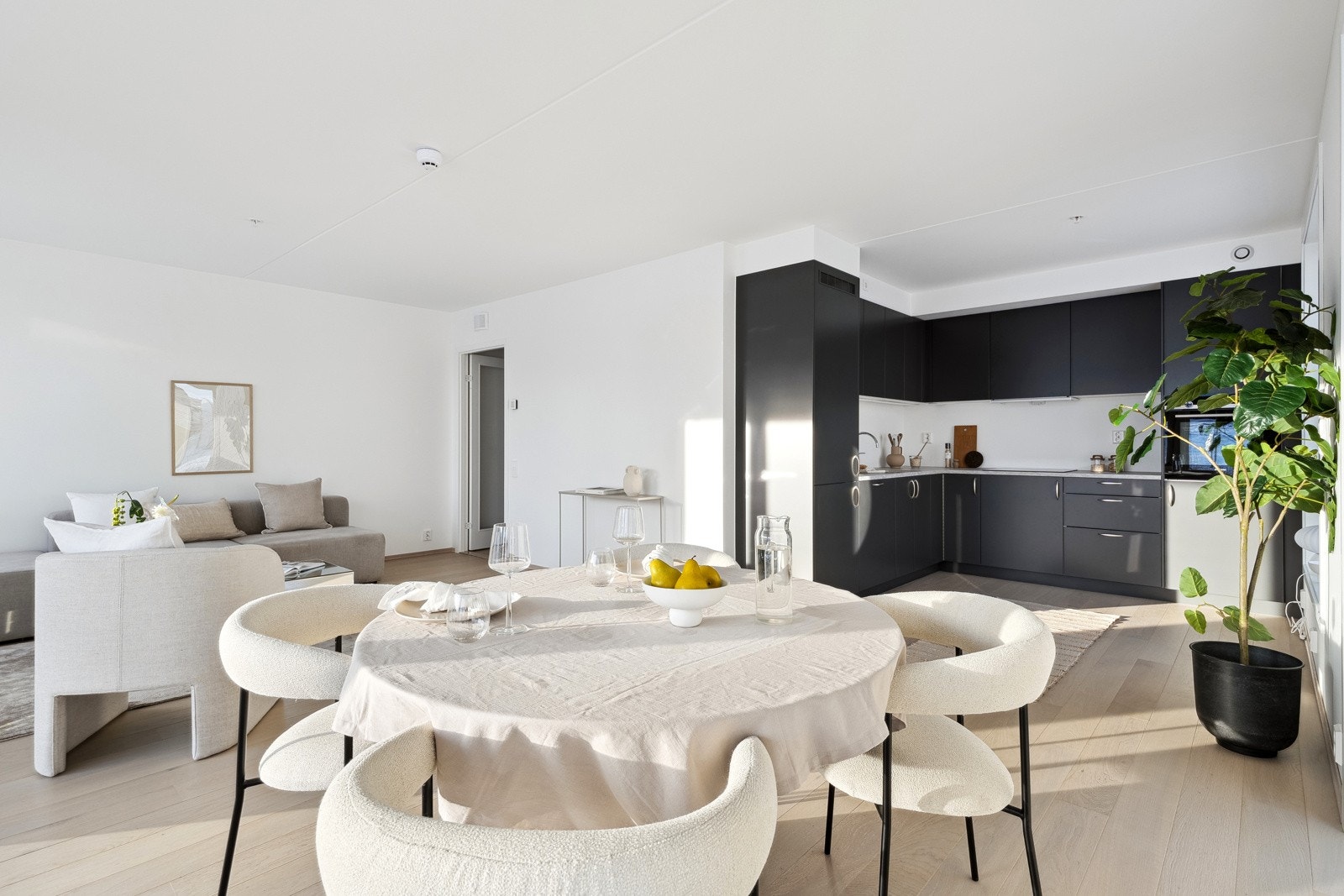 Stue med åpen løsning til kjøkken Galleribilde