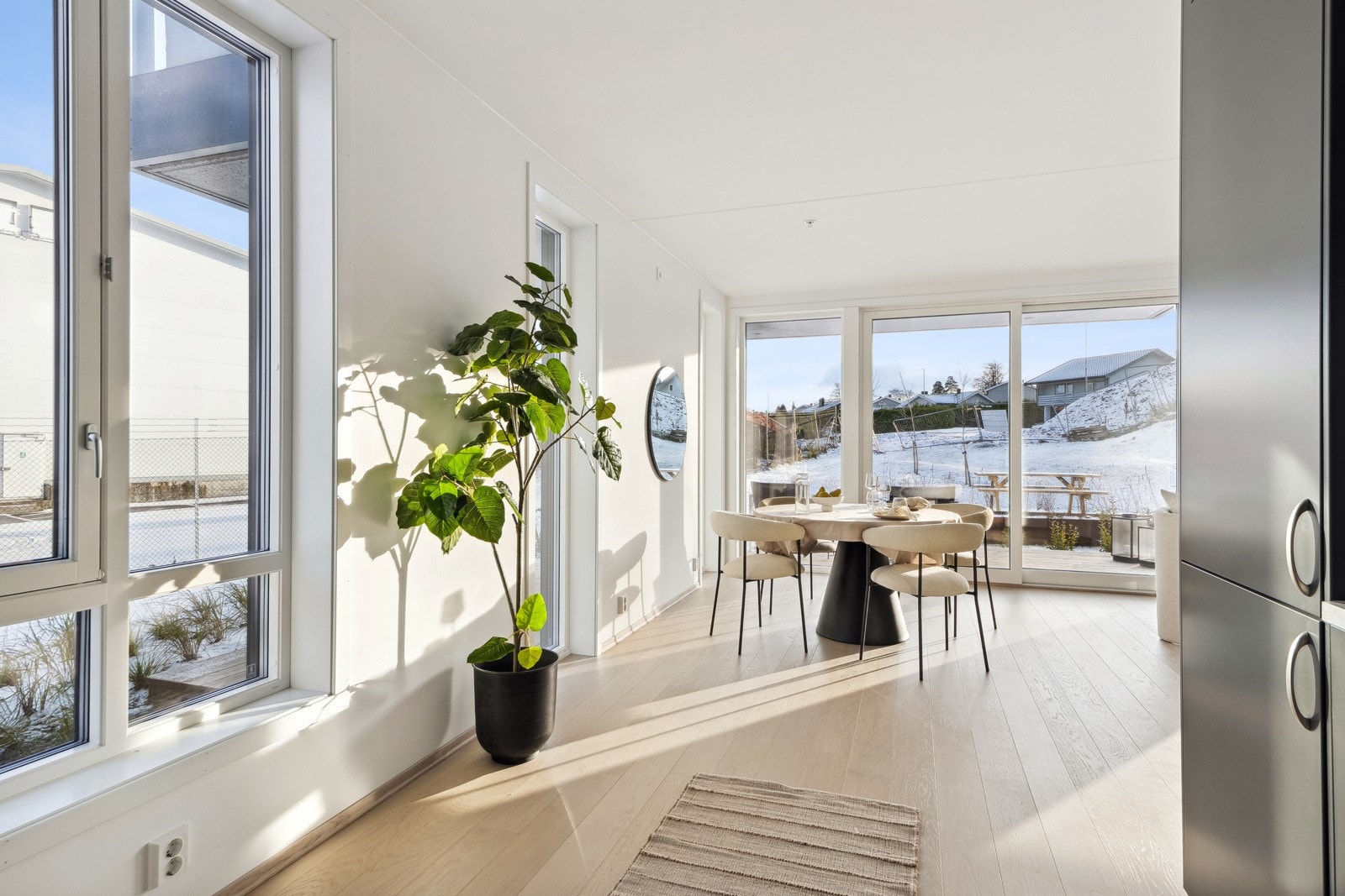 Kjøkken med åpen løsning til stuen Galleribilde