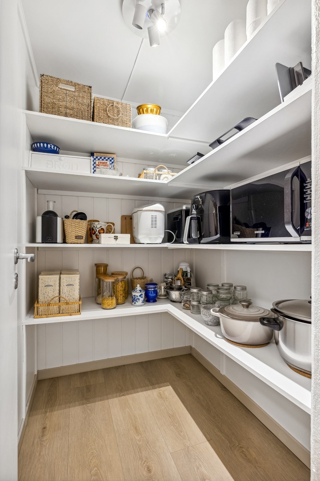 Meget praktisk bod ved kjøkkenet Galleribilde