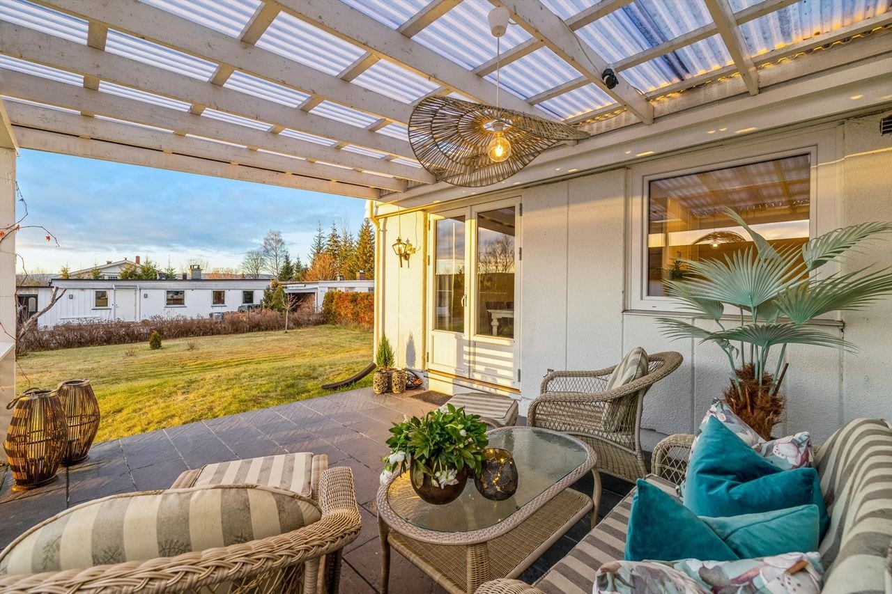 Terrassen har utgang fra spisestua Galleribilde