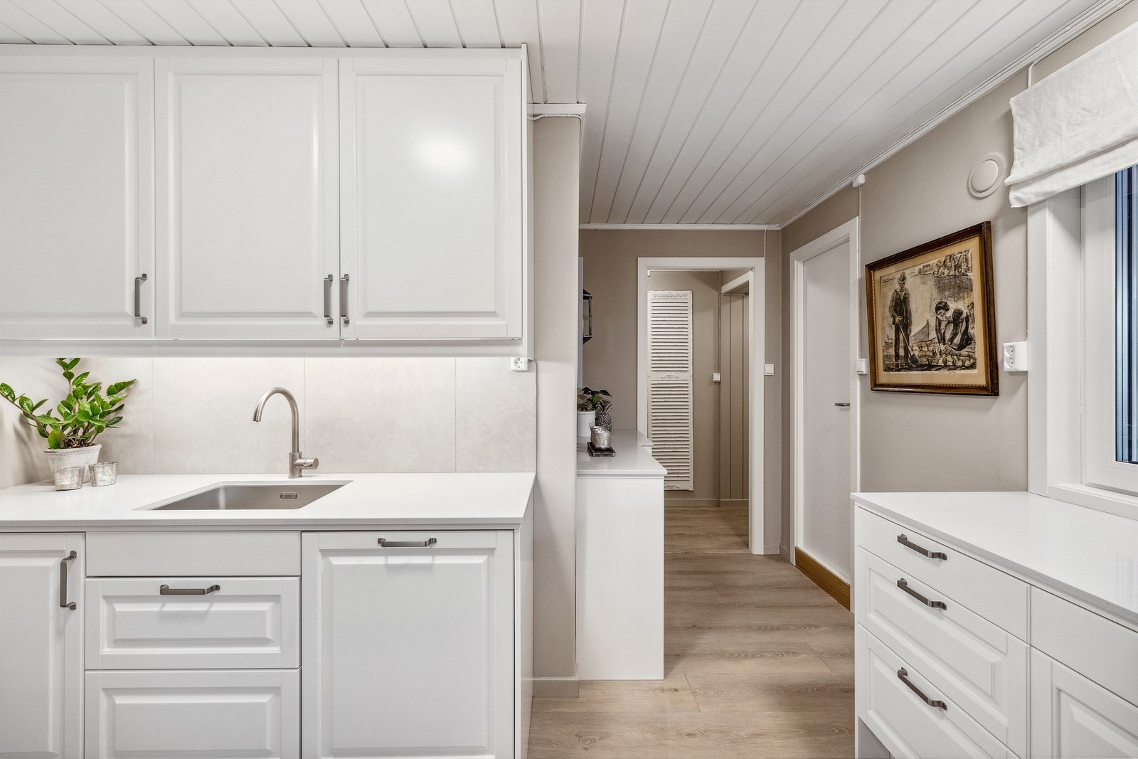 Boligen har et praktisk, kompakt og delikat kjøkken Galleribilde