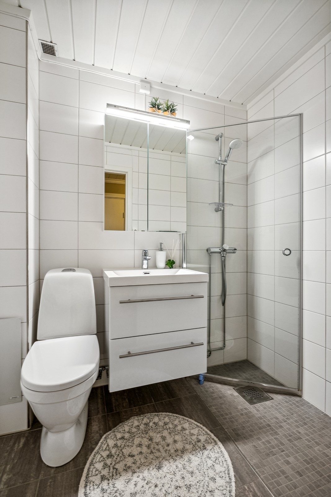 Boligen har et kompakt og fint flislagt bad fra 2021. Nytt overskap med speil fra 2023 Galleribilde