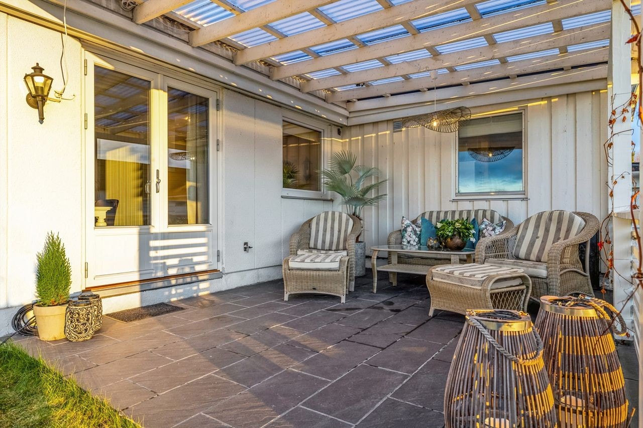 Solrik terrasse med takoverbygg Galleribilde