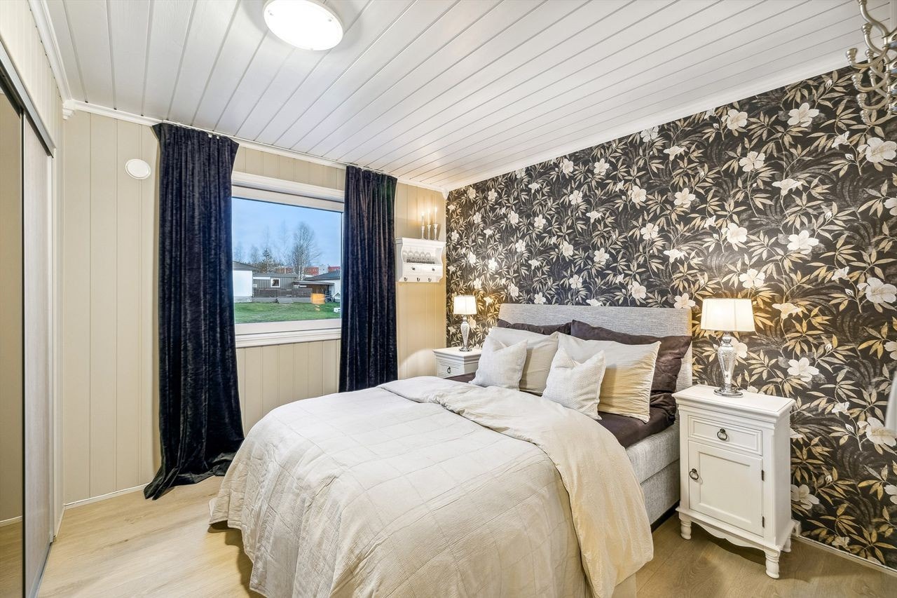 Alle vegger, himlinger og lister er sparklet og nymalt. Enkelte av veggene har ny tapet. Her fra hovedsoverommet som har en stor skyvedørsgarderobe med speil Galleribilde