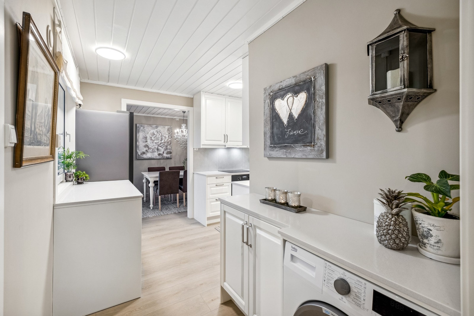 Kjøkkenet har også en liten avdeling der vaskemaskinen er plassert Galleribilde