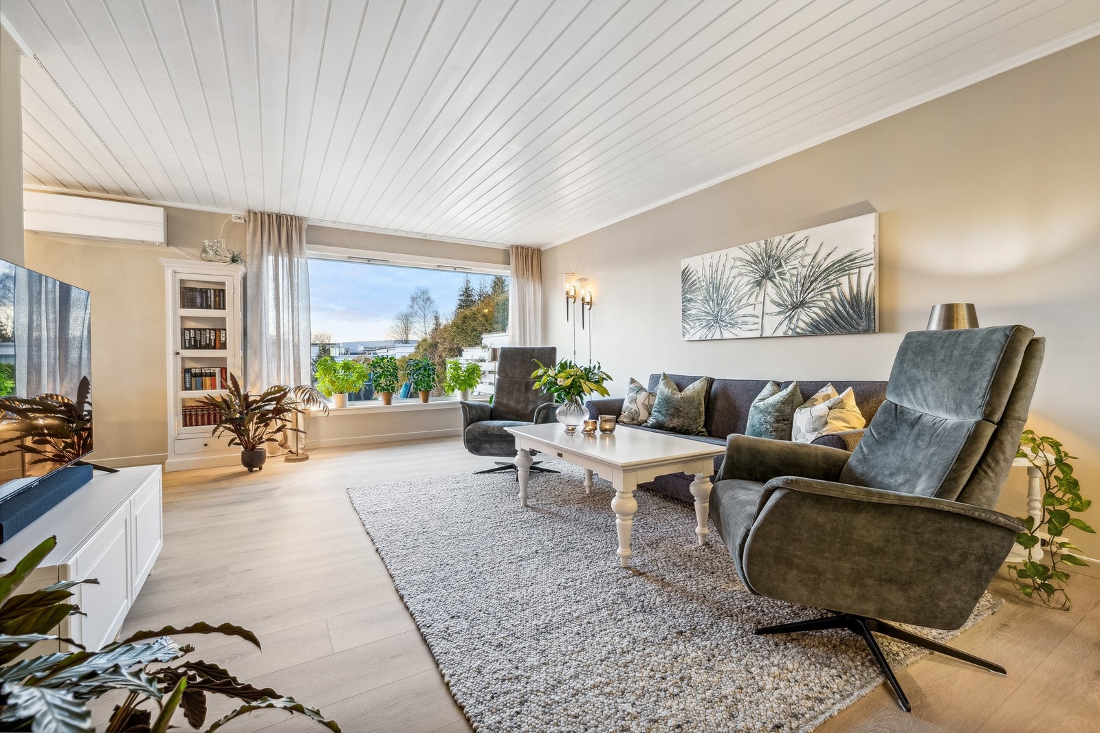 Hele boligen har nye Berry Allocgulv i alle "tørre" rom. Dette gir boligen en enhetlig og meget fin fremtoning Galleribilde