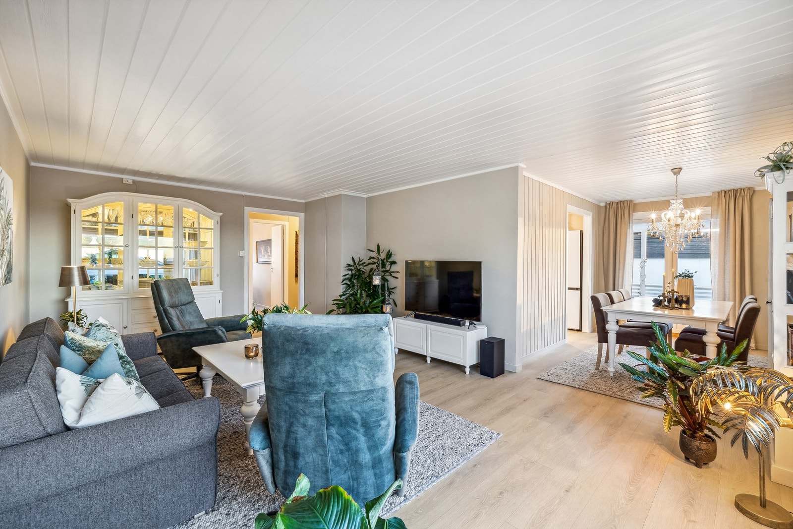 Stua er i vinkel og har en fin plass til spisestue mellom kjøkkenet og salongdelen i stua Galleribilde