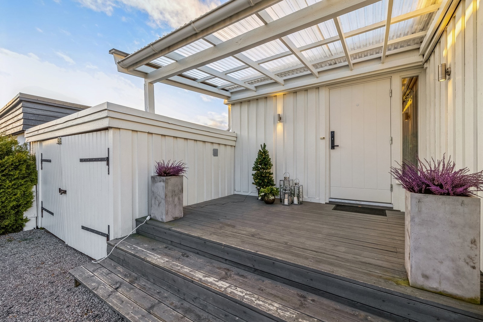 Terrasse og garasje ved inngangspartiet Galleribilde