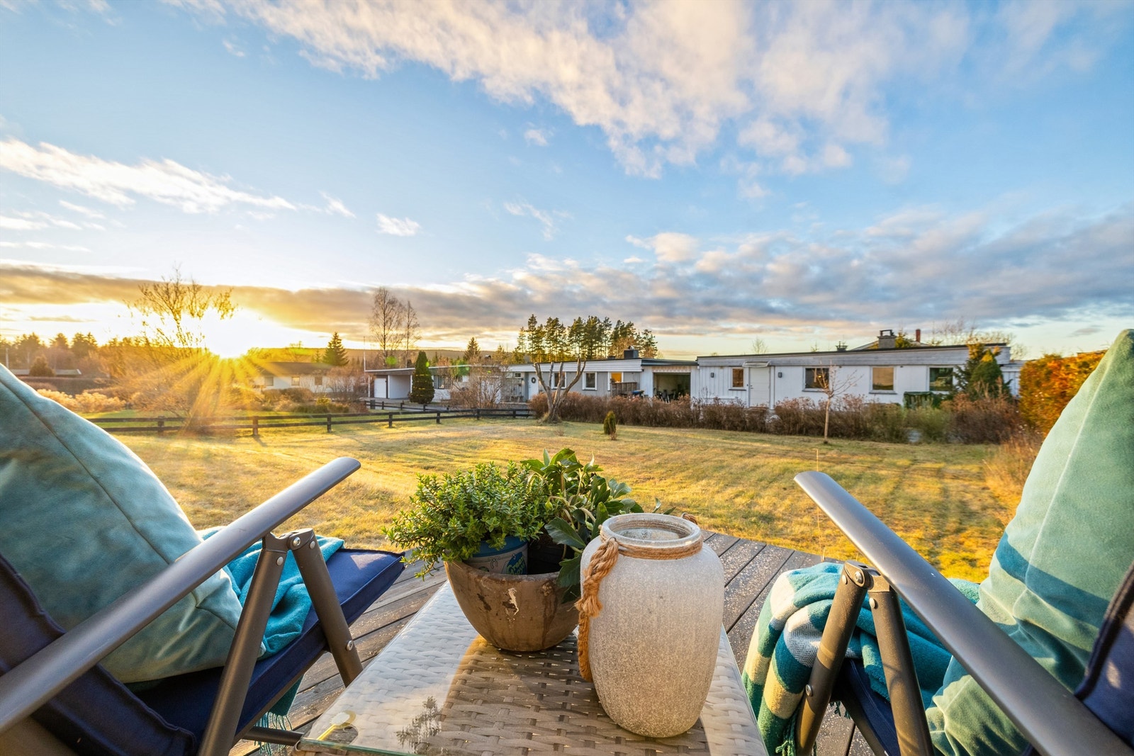 Detalj fra den ene terrassen. Her kan man følge hele solvandringen til den går ned i vest Galleribilde