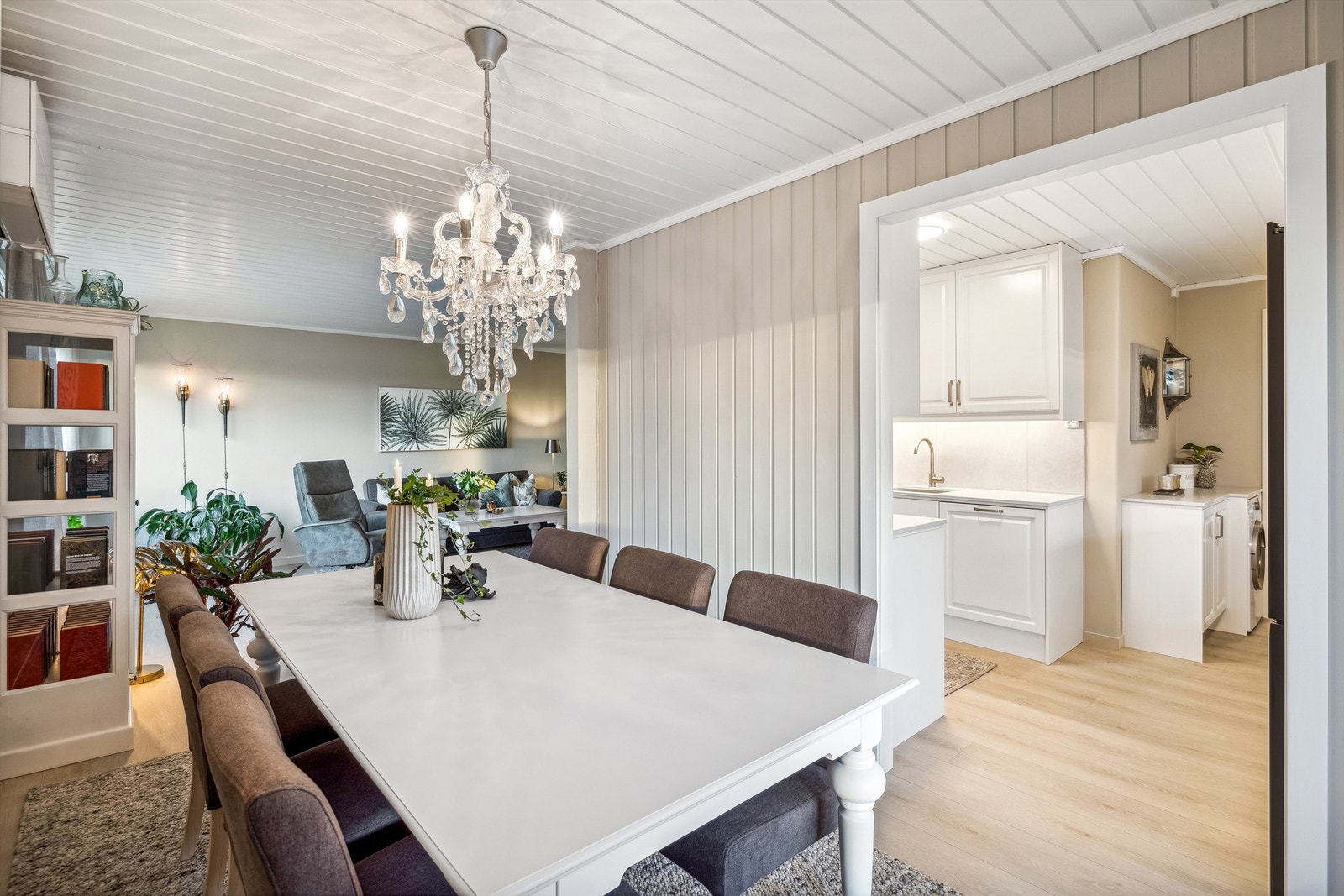 Spisestue med inngang til kjøkkenet Galleribilde