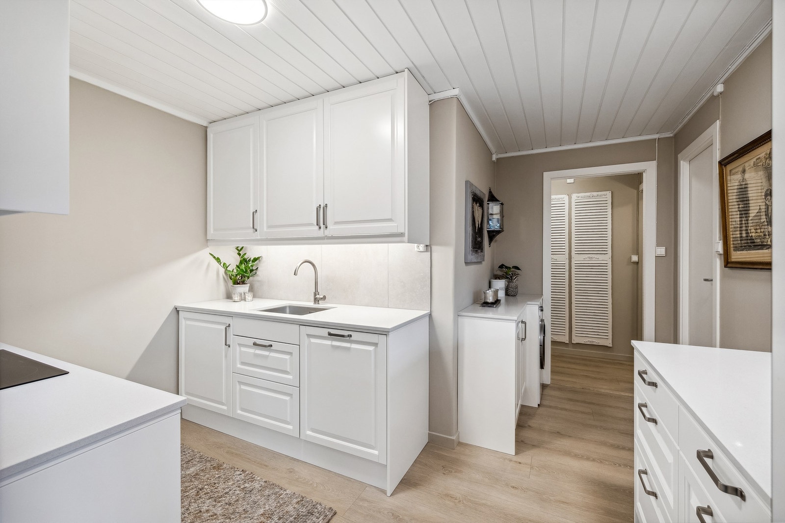 Det flotte kjøkkenet er fra 2015, men det er byttet fronter, benkeplate i kvarts, ventilator samt utvidet med mer overskap og noe mer innredning i tillegg. Alt i 2023 Galleribilde