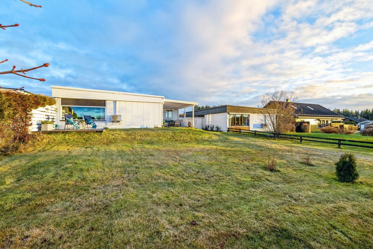 Eiendommen har en stor plen som vendt mot vest Galleribilde