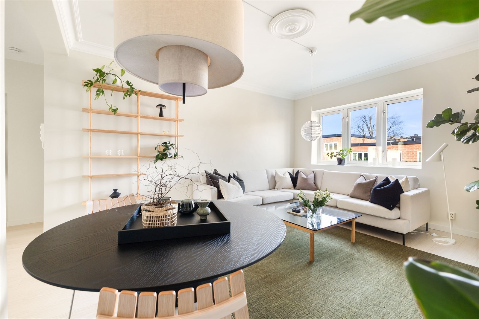 Leiligheten ligger i 5. etasje og har dermed et pent utsyn mot himmelen. Galleribilde