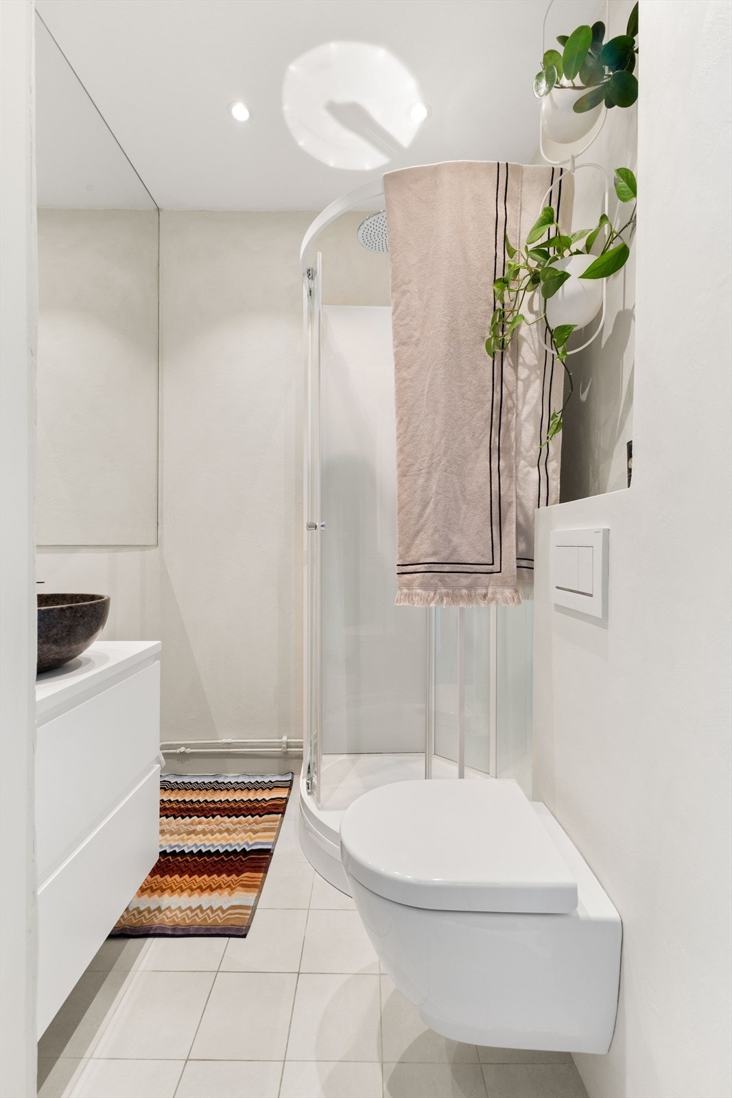 Badet har vegghengt toalett, varme i gulv og regnfallsdusj. Galleribilde