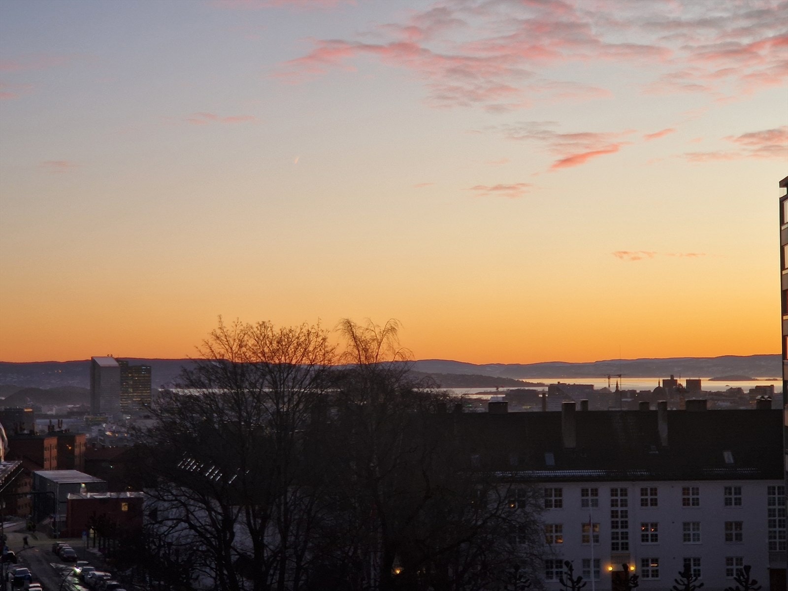 Kveldsutsikt fra kjøkkenet. Gåavstand til Oslo sentrum gjennom Løkka og Akerselva. Galleribilde