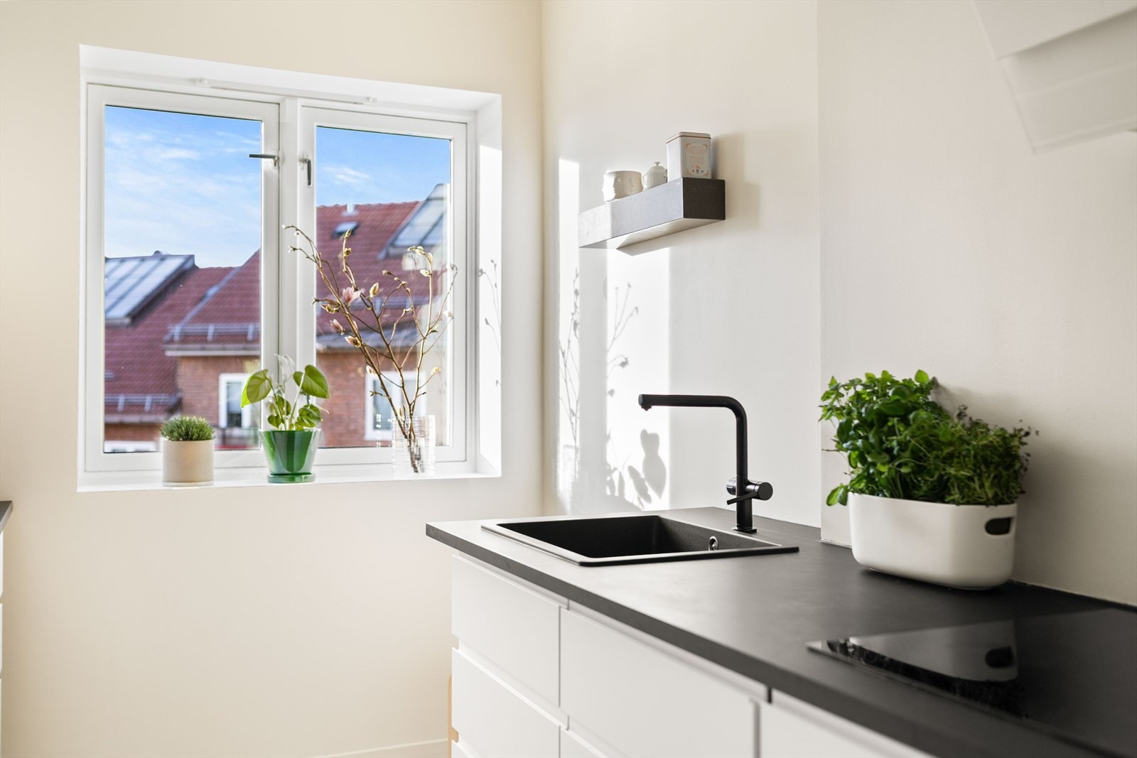 Mulighet for å ha kjøkkenbord eller barbenk mot vinduet. Galleribilde