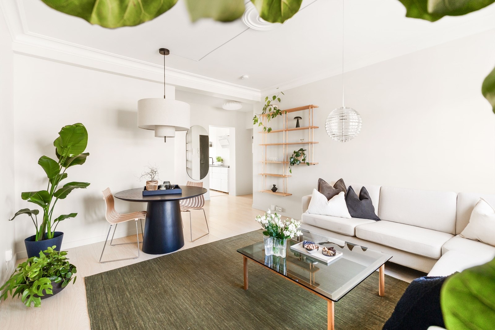 Velkommen til Trondheimsveien 170D! Lekker, nyoppusset to-roms med vestvendt balkong og havutsikt. Høyt under taket med rosett og stukkatur. Galleribilde