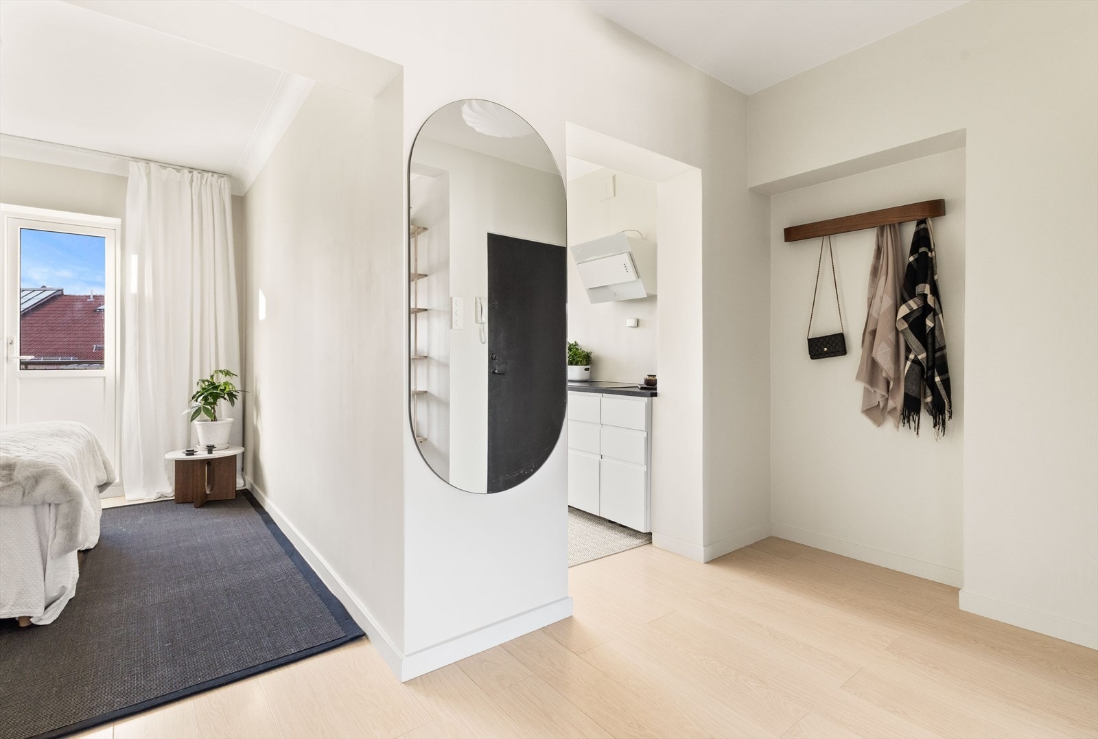 Romslig gang som gir fin flyt mellom de forkjellige rommene. Galleribilde