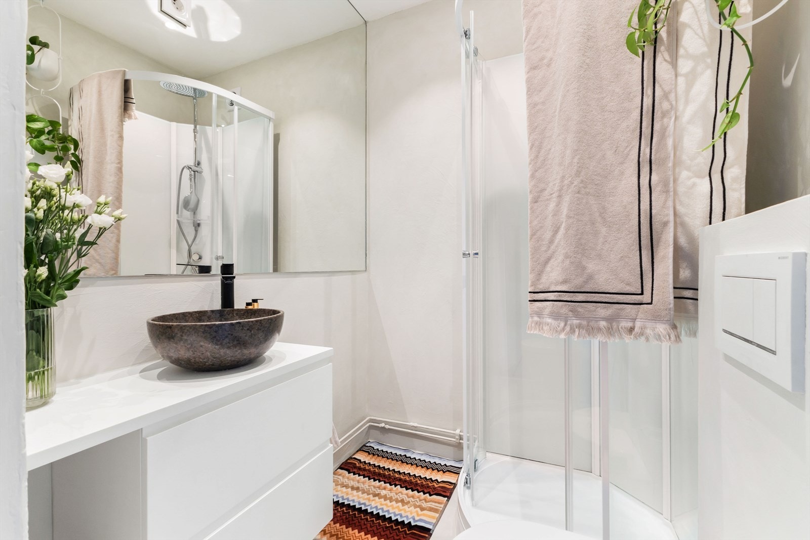 Mineralmaling på vegger. Heldekkende speil. Dimbare spotter i tak. Her er det plass til toppmatet vaskemaskin. Det er også en veldrevet vaskekjeller hvor du enkel booker egen vaske og tørketid en halv dag. Galleribilde