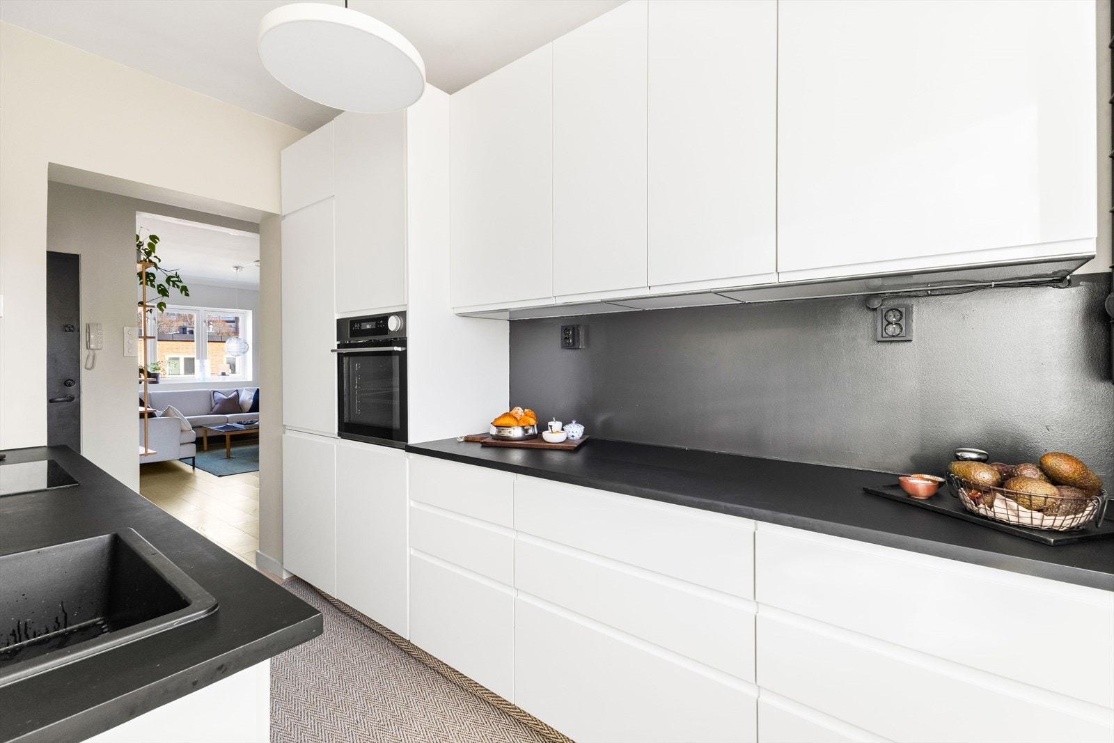 God benkeplass til matlaging. Lys i tak, under overskap og i vifte. Galleribilde