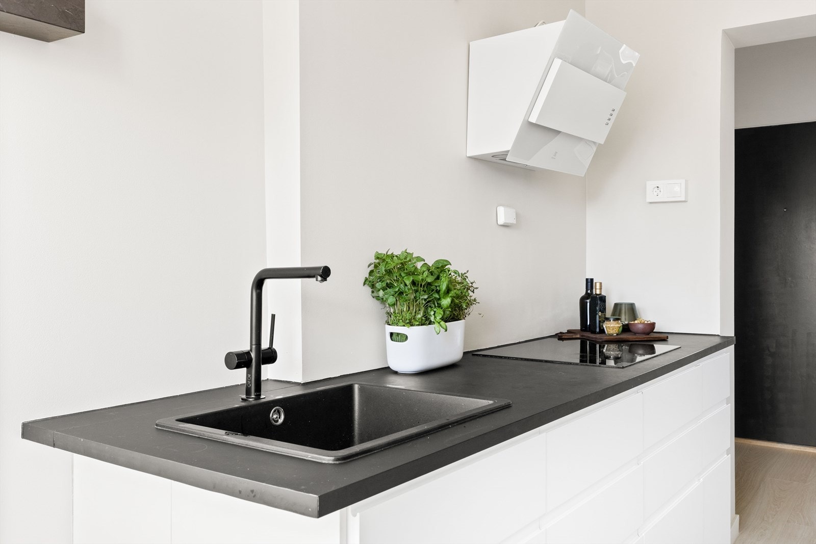 Åpen løsning hvor du lager middag. Helt ny kjøkenvifte fra Electrolux, samt oppvaskemaskin. Alt av hvitevarer medfølger. Galleribilde