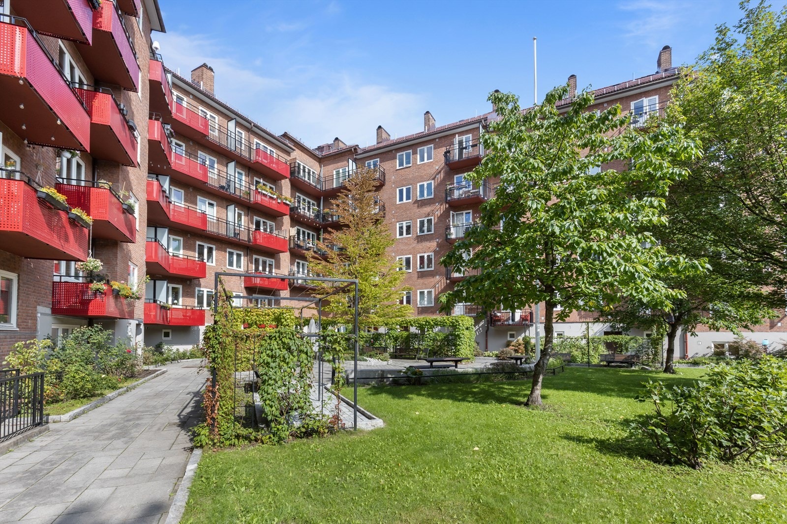 Bakhagen byr på frukttrær, bærbusker, kjøkkenhage, samt sykkelparkering. Galleribilde