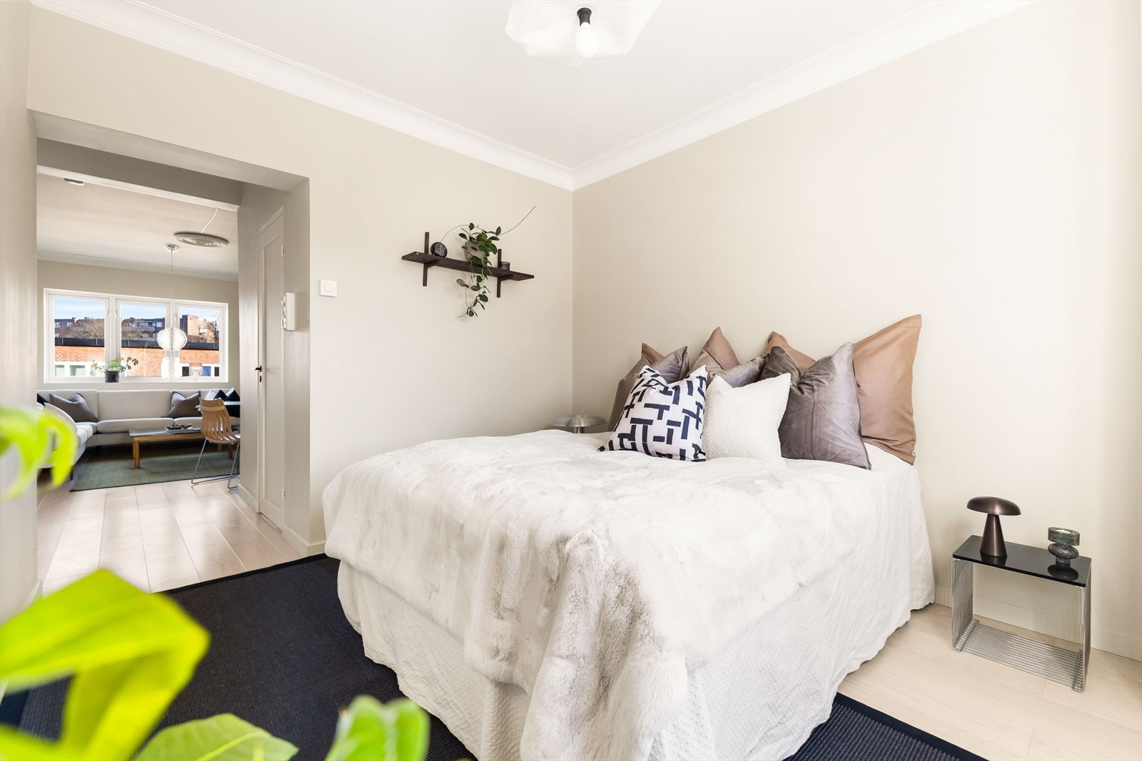 Her er det rikelig med plass til klesskap på både kort og langvegg, alt etter behov. Plasserer du sengen mot vegg til baderommet er det plass til flere seksjoner med skap. Galleribilde