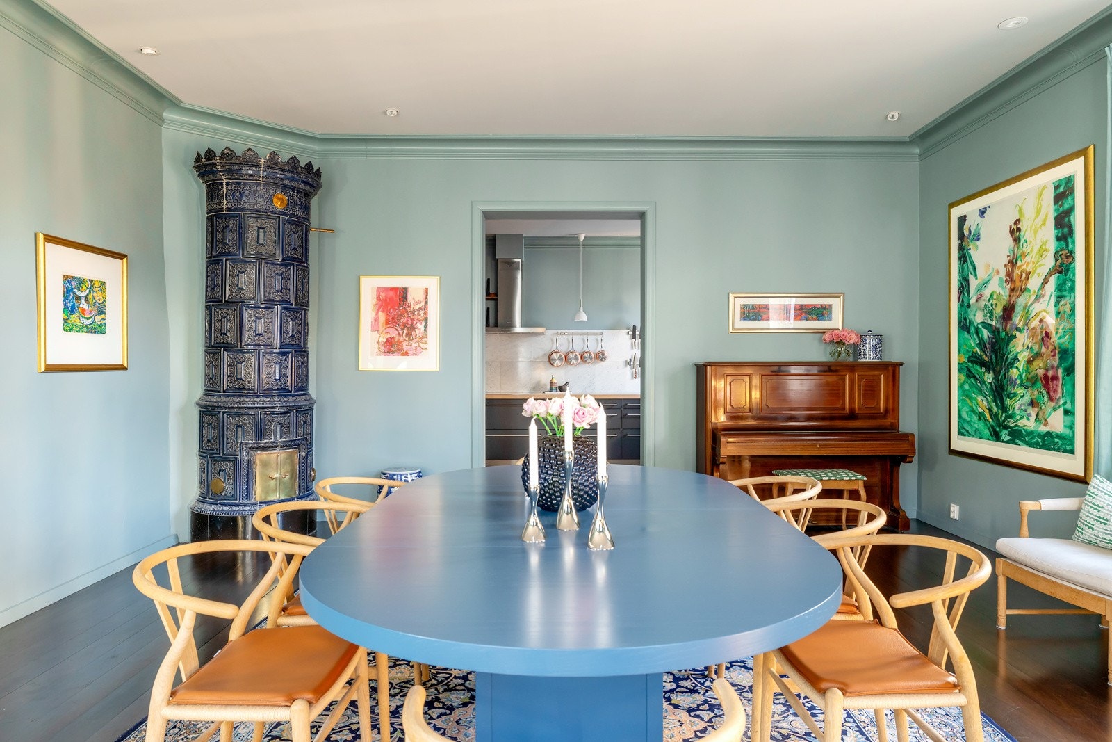 Fra spisestuen kommer du inn til et flott kjøkken. Galleribilde