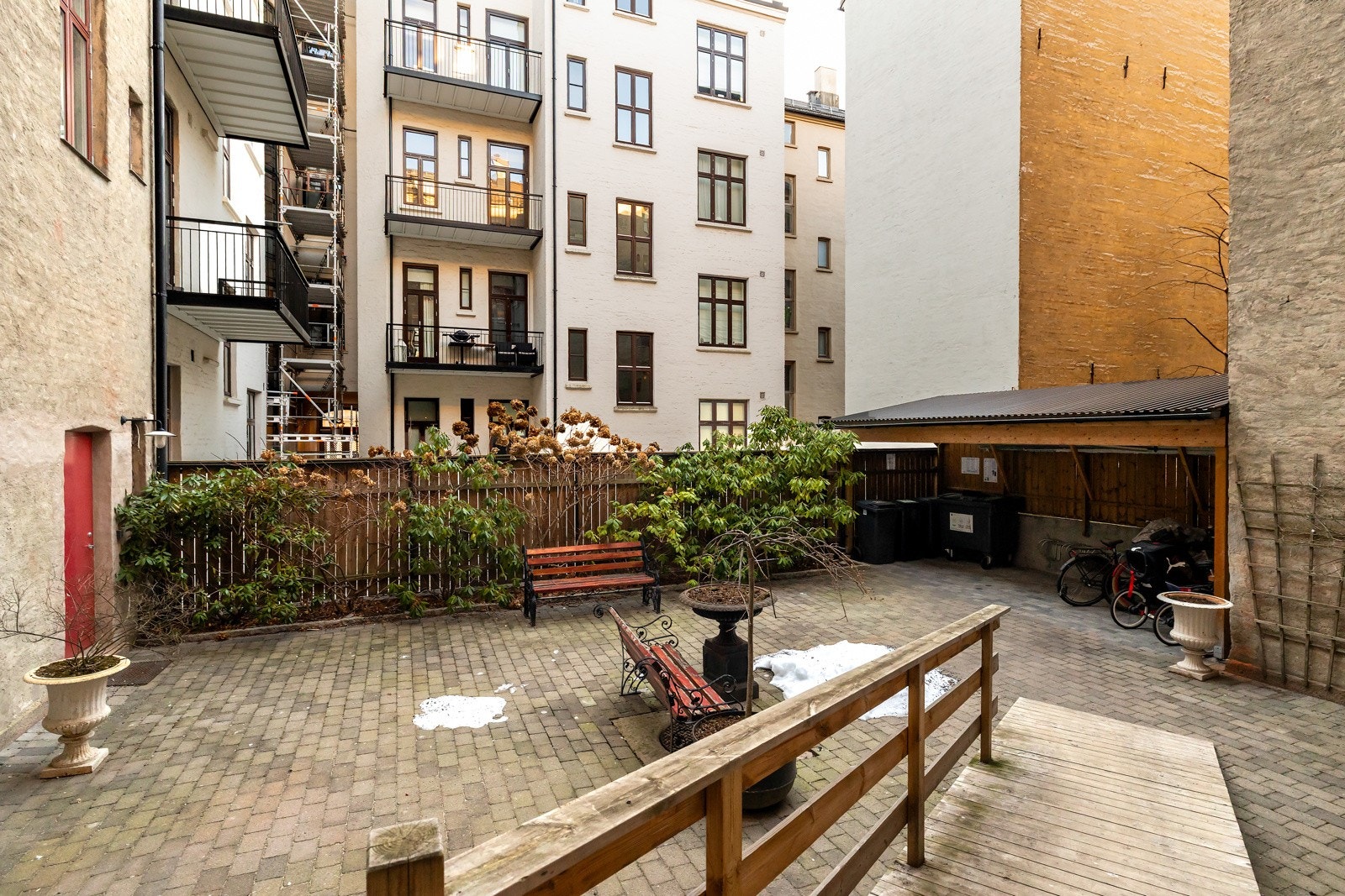 Det er en hyggelig bakgård i sameiet. Galleribilde