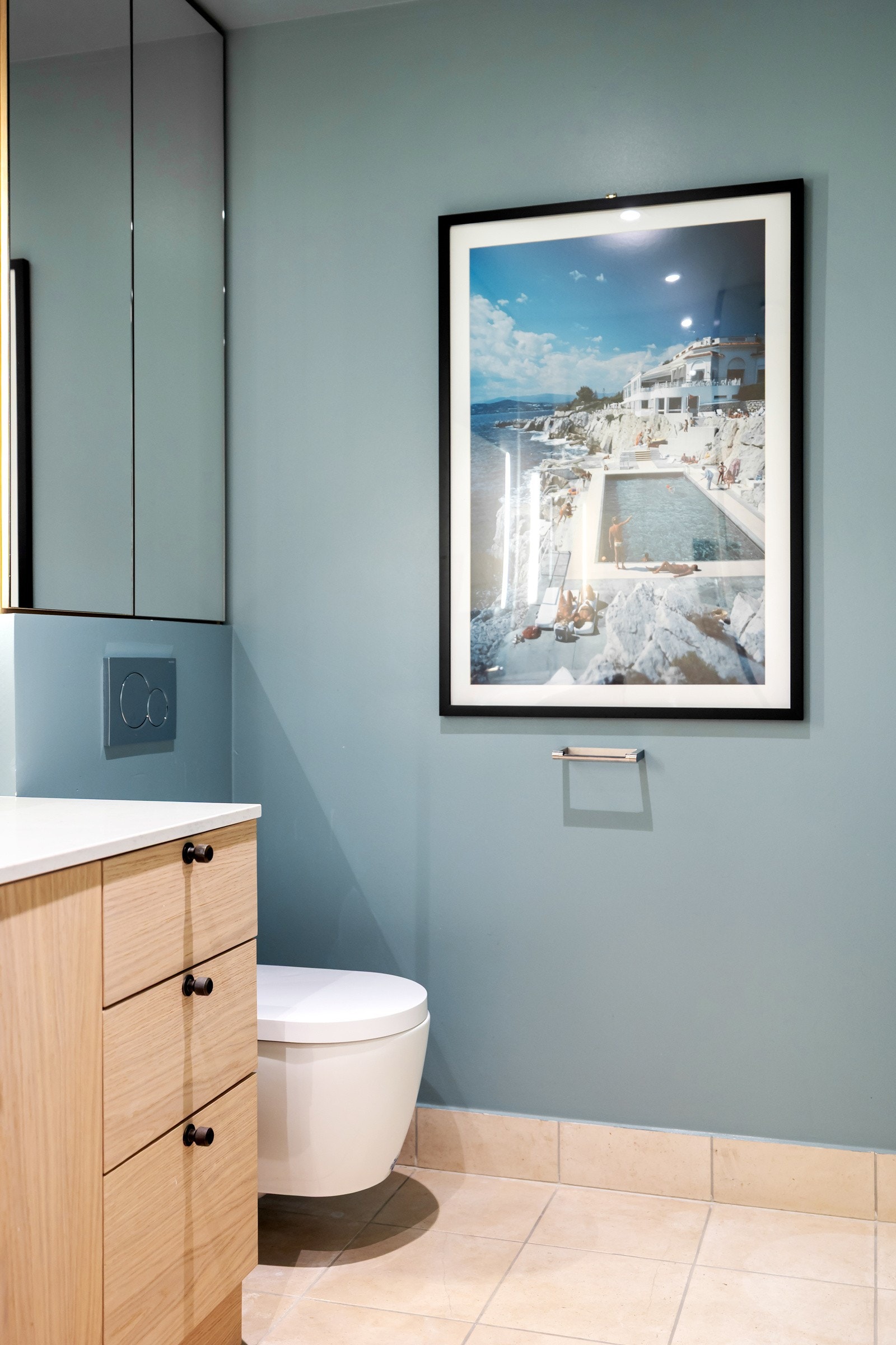 Badet er utstyrt med et vegghengt toalett. Galleribilde