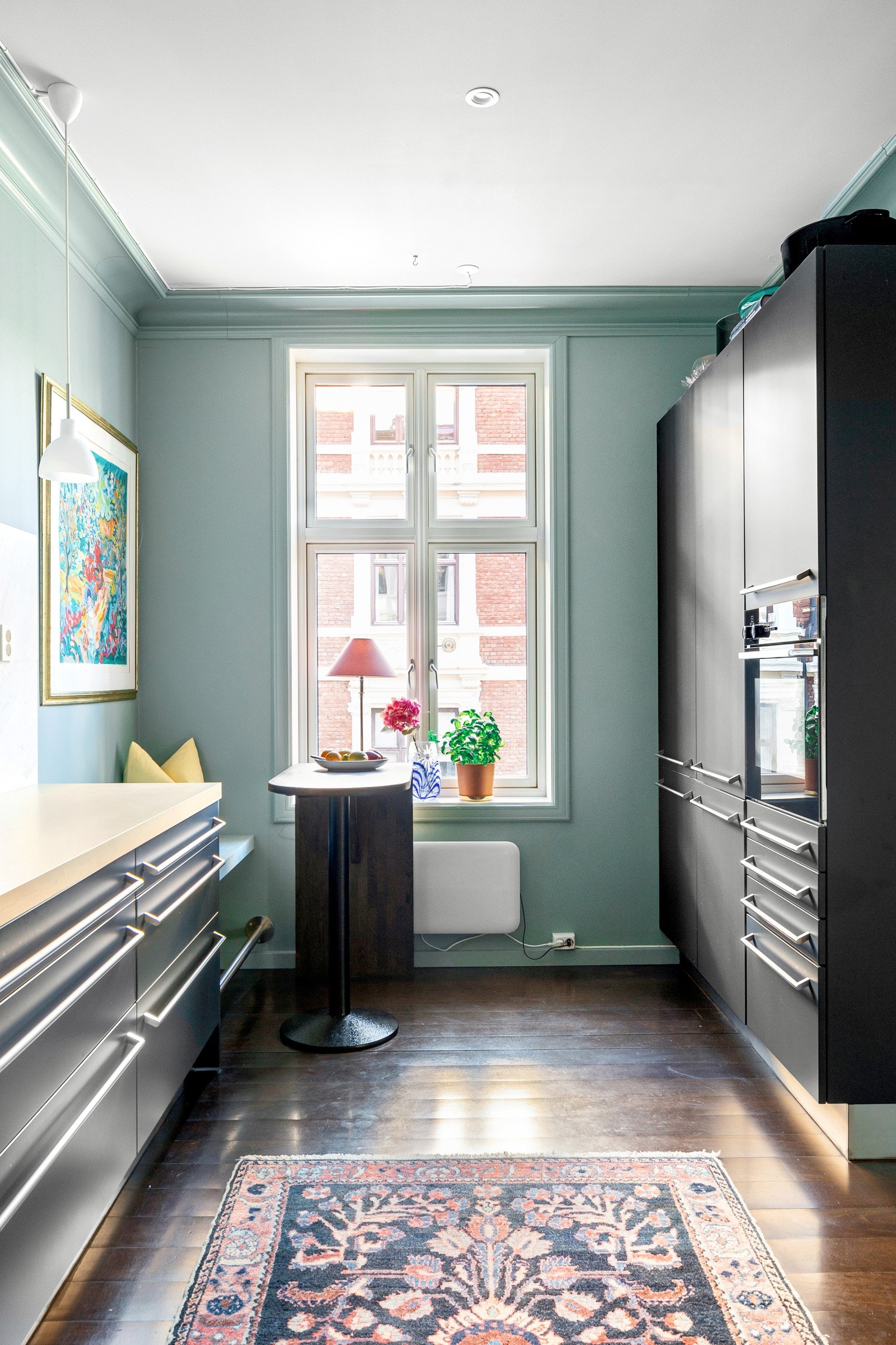 Kjøleskapet og ovnen ble fornyet i 2022, begge fra Miele. Platetoppen og ventilatoren, også fra Miele, ble installert i 2021. Oppvaskmaskinen er fra 2017, mens vaskemaskinen ble anskaffet i 2020. Galleribilde