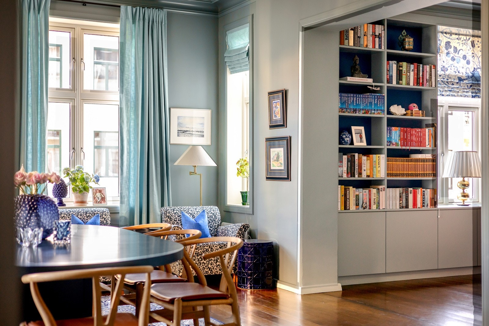 Det er store vindusflater som slipper inn rikelig med naturlig lys. Alle vinduene i leiligheten ble byttet i 2021. Galleribilde