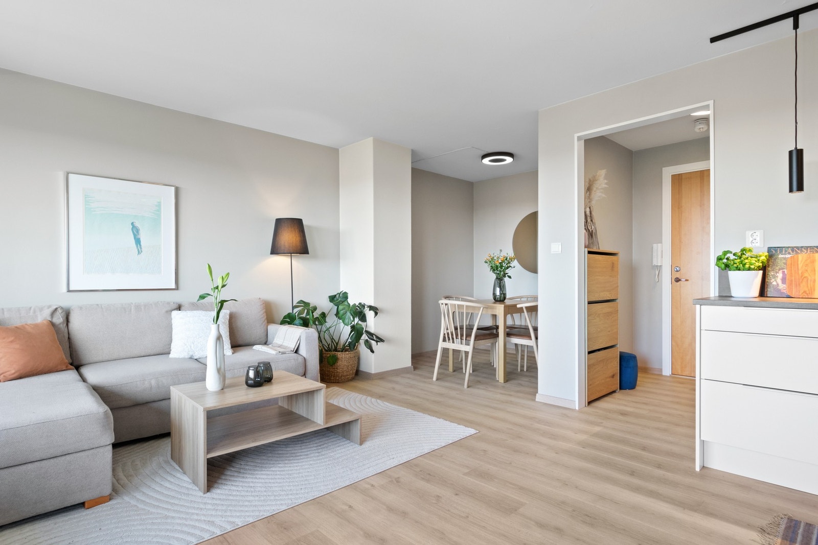 Rommet har god plass til sofagruppe, i tillegg til en hyggelig og tilbaketrukket spiseplass i hjørnet. Galleribilde